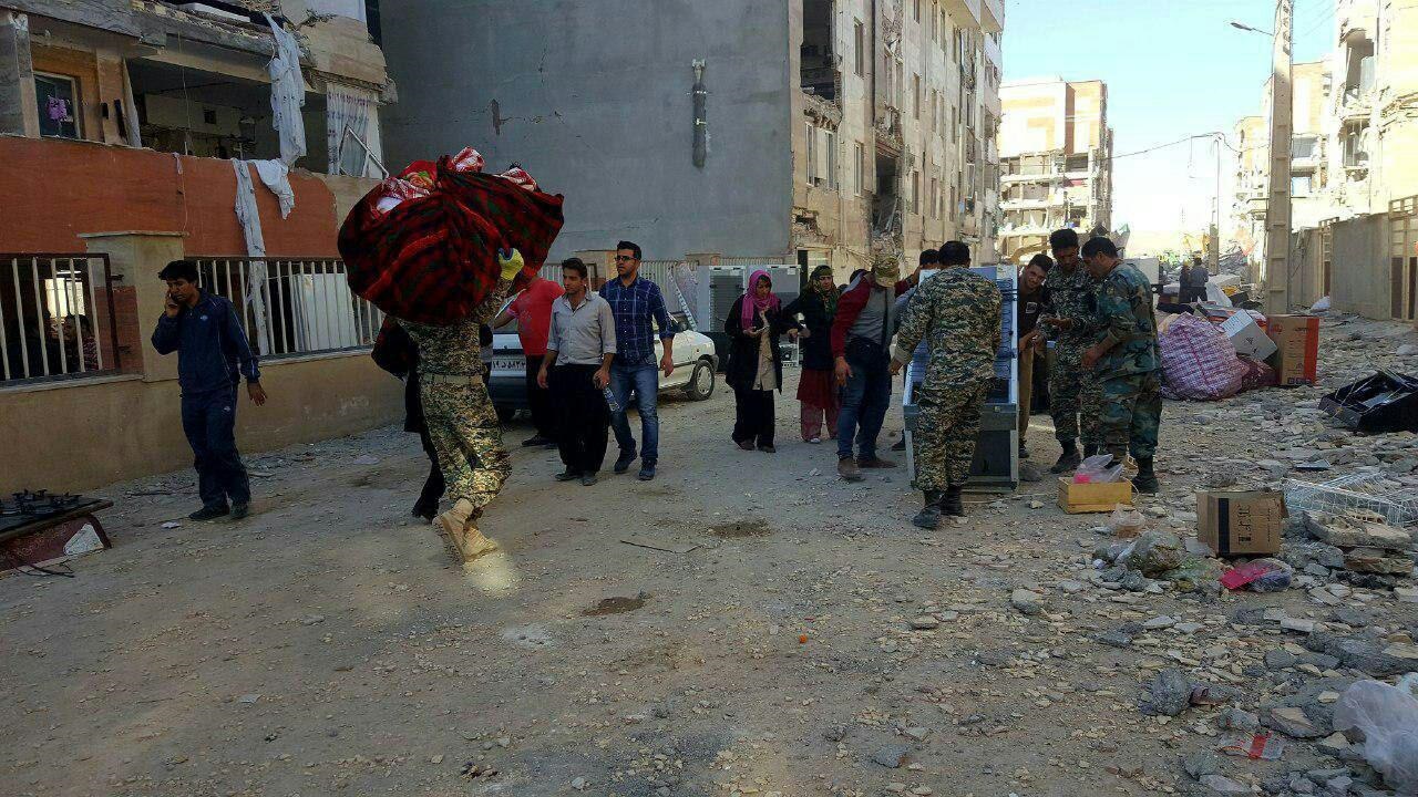 تصویری از جابجا کردن وسایل مردم زلزله‌زده توسط حرفه‌ای ترین نیروهای ارتش
